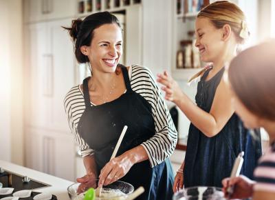 Mutter mit Kindern beim gemeinsamen Kochen